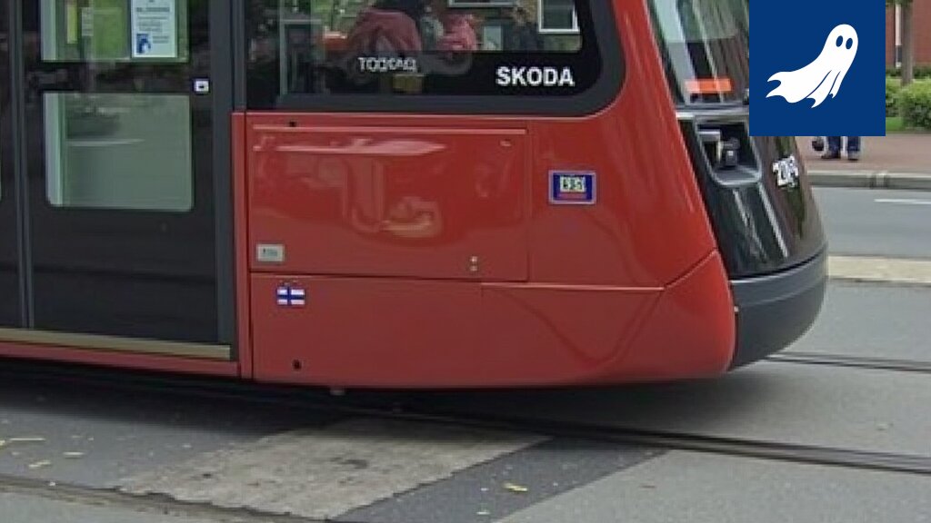 Vaurioitunut bussi ja raitiovaunu Tampereen Koskipuistossa, kuva havainnollistaa 'liiketaloudellista synergiaa'.