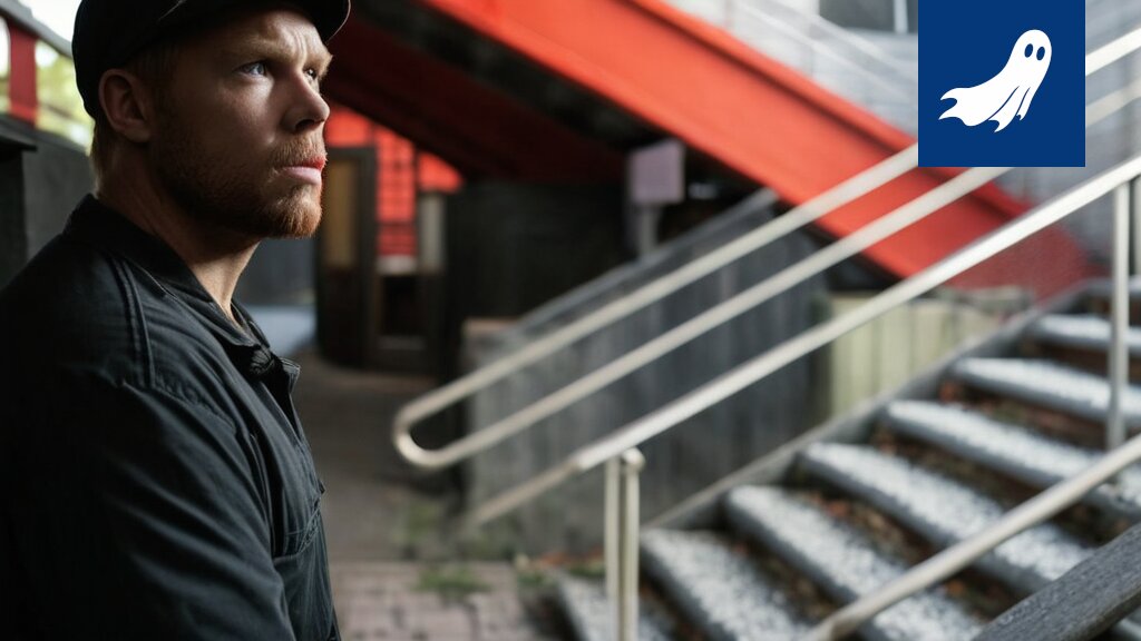 Jukka-Pekka Vainionpää lyö pesäpallon, jonka ympärillä näkyy digitaalisia NFT-symboleja.
