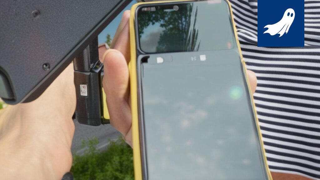 Ihmisiä pelaamassa Pokémon Go -peliä Tampereen Laikunlavalla, taustalla näkyy Tammerkoski.