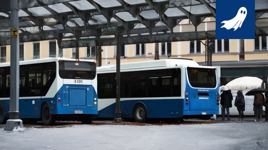 Robocop neuvottelee Nyssen mobiilisovelluksen kanssa Hämeenkadulla, kun bussit ja ratikat ovat pysähdyksissä.
