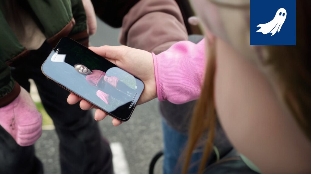 Sarjakuvamainen kuva TikTok-sovelluksesta, jossa näkyy lasten turvaparlementti meemeillä ja tanssivideoilla.