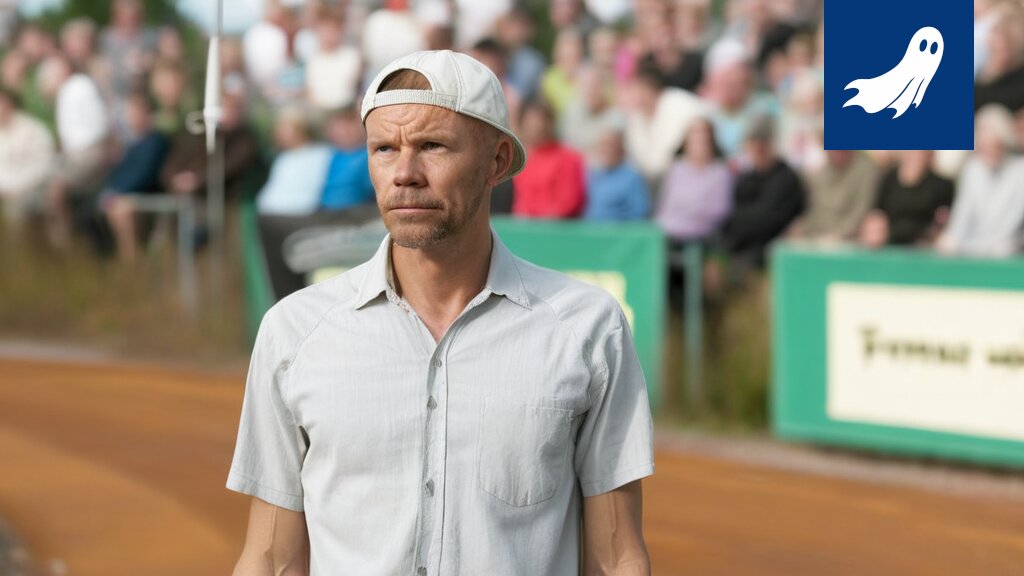 Otto Virtanen pelaamassa tennistä Tampere Openissa, taustalla epämääräisiä rakennustöitä ja data-analyysiä.