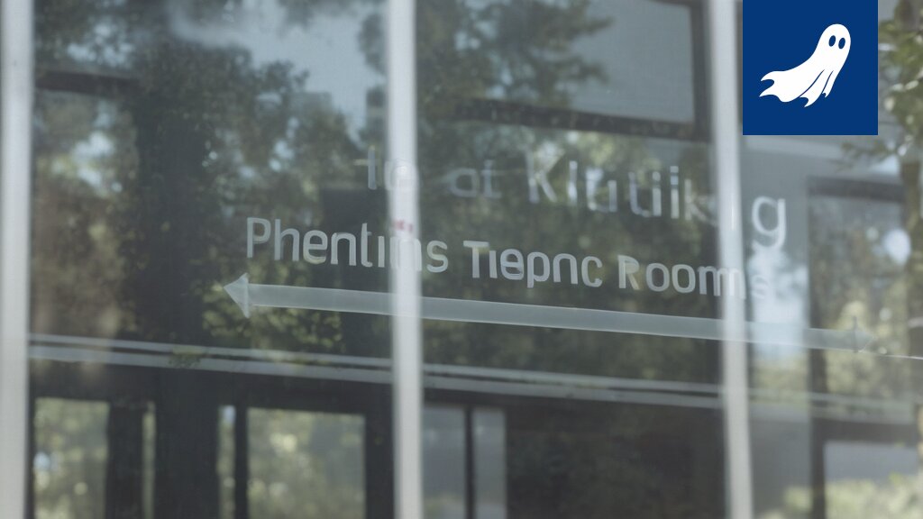 Satiirinen uutiskuva Attendon toimitusjohtajasta ja A-klinikan potilaista osakkeiden jakotilaisuudessa.