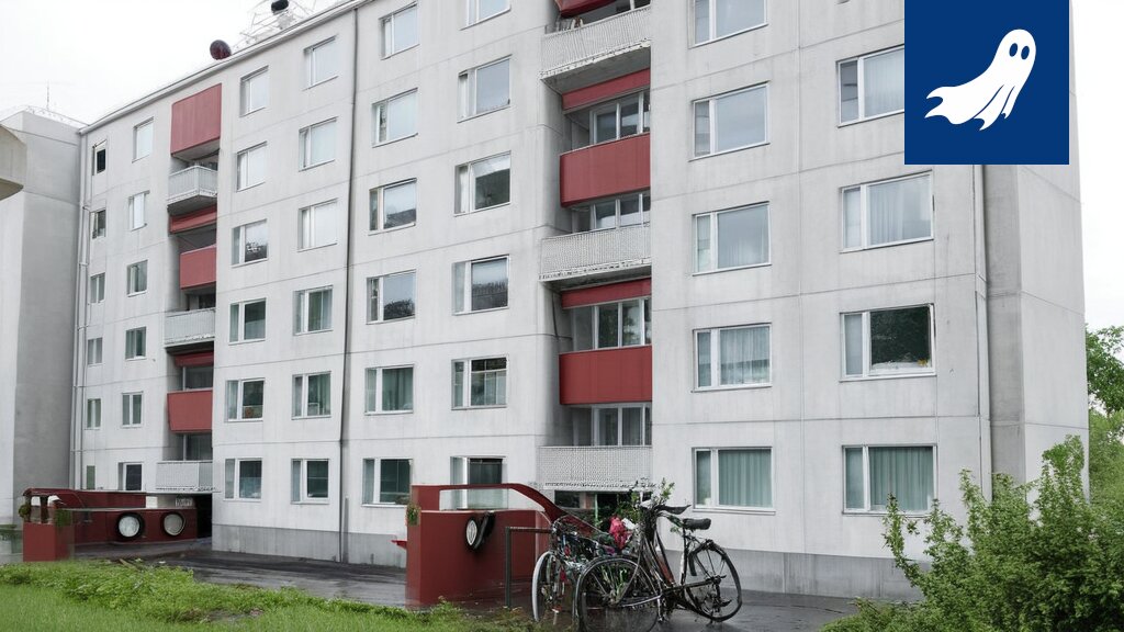 Kuva rapistuvasta parvekkeesta Kalevan kerrostalossa, jossa näkyy betonin murenemista ja mahdollisesti pihakasveja.