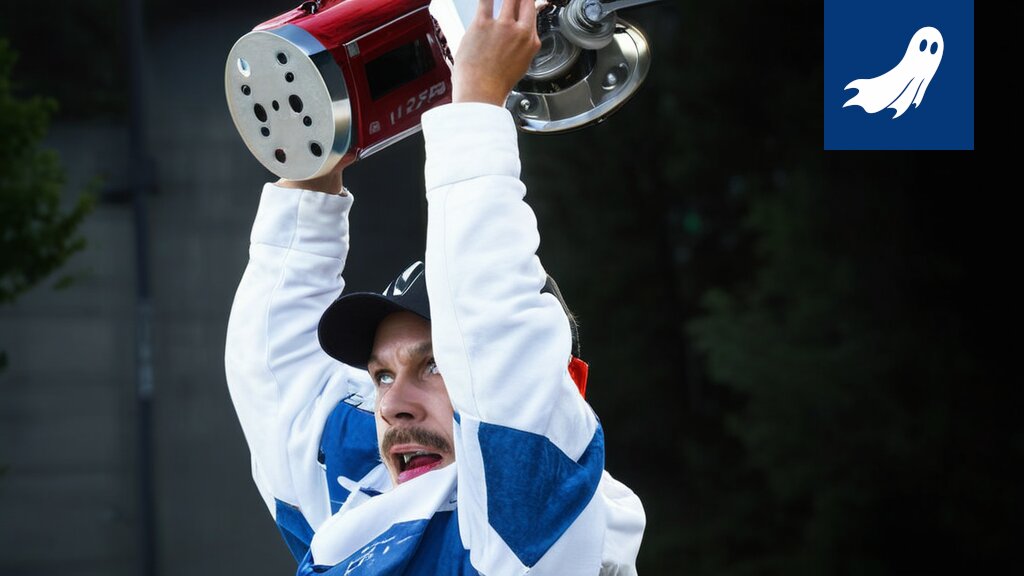Aleksander Barkov juhlii MM-kultaa Vapriikissa, symboloiden Tampereen uutta sijoitusstrategiaa.