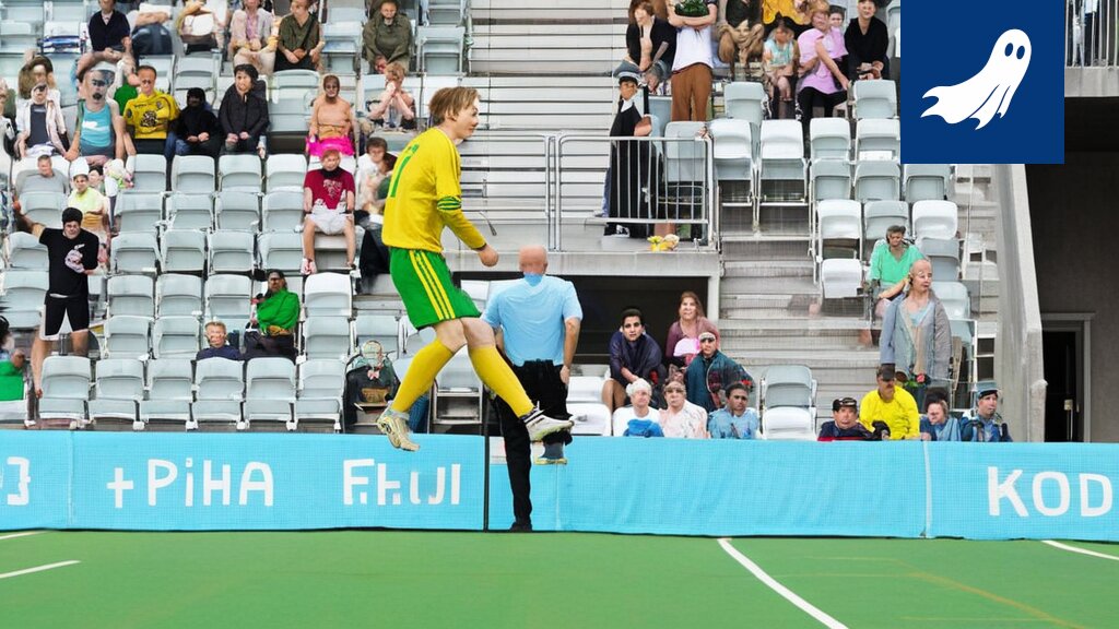 Satiirinen kuva Porin stadionista, jossa pelaajien hiki kerätään energiaksi ja fanit ovat jäähdytetyissä häkeissä.