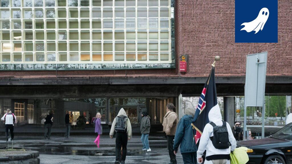 Valvontakoira Tampereen rautatieasemalla tarkastaa matkustajien lippuja humoristisessa tilanteessa.