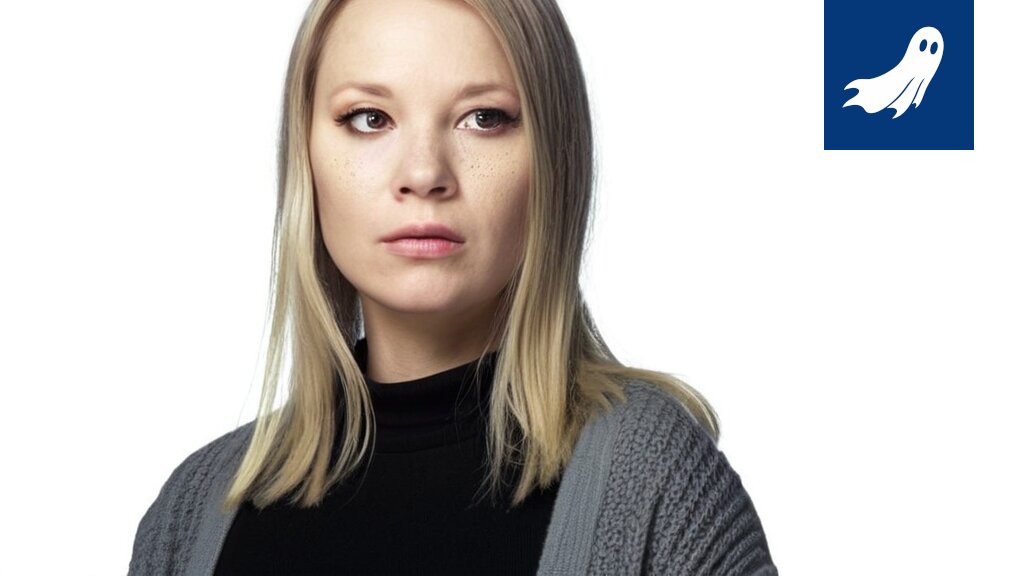 Sarjakuvamainen kuva Tampereen Kalevan asuinalueesta, jossa näkyy sekä uutta rakennusta että vanhaa, rapistuvaa rakennusta, symboloiden alueen muutosta.