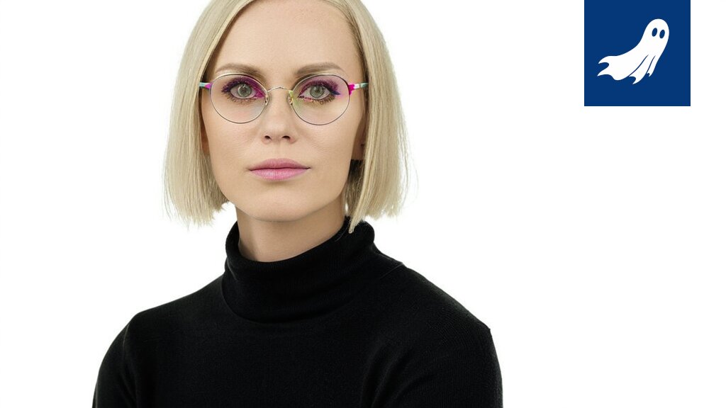 Värikäs laiva Tampereen maisemissa, jonka kannella on sateenkaarikoristeita ja yllättyneitä matkustajia.