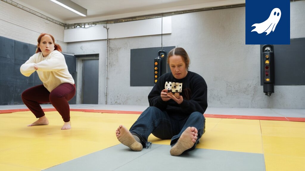 Kuva poliisirobotista kaatamassa ihmistä, satiirinen uutisartikkeli Nokian karate-seuran robottiprojektista.