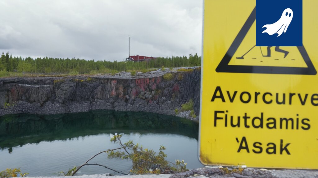 Ruosteinen, hylätty kultakaivos Valkeakoskella, jonka yllä leijuu robottipäällikön hologrammi.