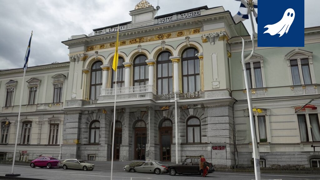 Ukrainan lippu liehuu Tampereen raatihuoneen edessä, herättäen kysymyksiä kaupungin tulevaisuudesta.
