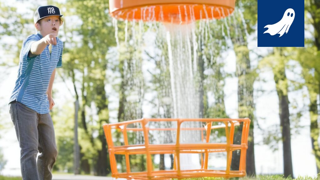 Frisbeegolfrata, jossa näkyy digitaalisia muutoksia ja tekoälyn symboleita, vihjaten radan mukautumiseen pelaajien suoritusten mukaan.