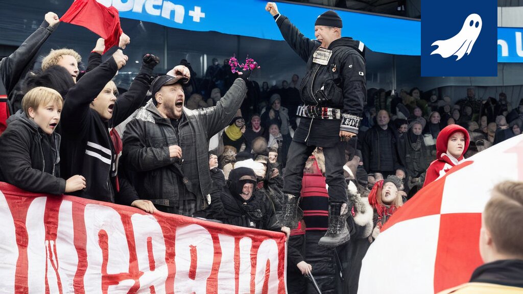 Sarjakuvamainen kuva HIFK:n ja Jokerien pelaajista vastakkain, symboloiden intensiivistä kilpailua ja kannattajien intohimoa.