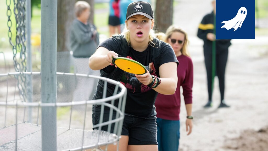 Frisbeegolfkiekko lentää Valkeakosken keskustan yllä, symboloiden kaupungin muuttuvaa maisemaa.