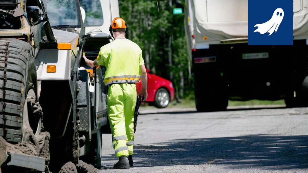 Satiirinen kuva robottipoliisista jakamassa sakkoja järkyttyneille autoilijoille.
