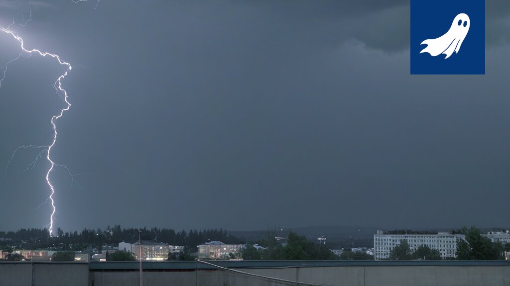 Ryhmä juoksijoita juoksemassa kaupungin kaduilla, taustalla uhkaava salama.