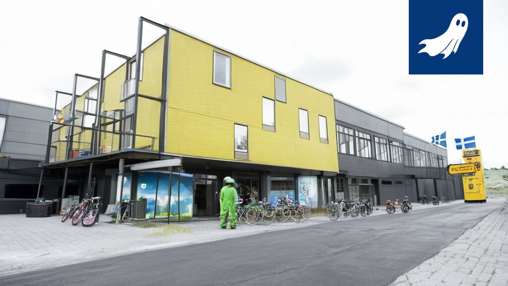 Satiirinen kuva Prismasta täyttämässä kotia automaattisesti toimitettavilla paketeilla.