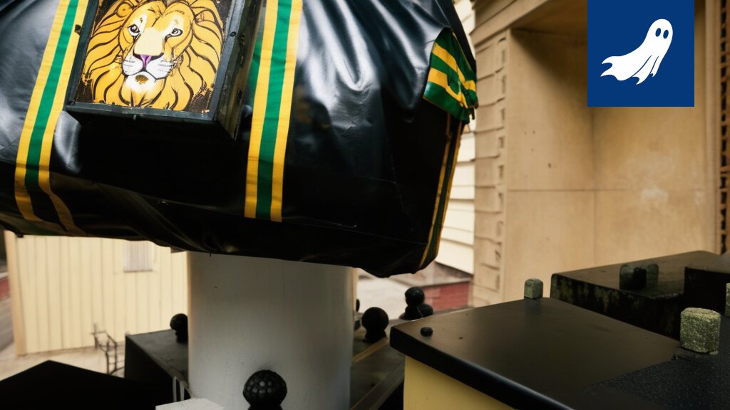 Kuva Ilves-robotti Ossi Tukiosta, joka on naamioitu juniorikiekkoilijaksi ja kerää dataa jääkiekko-otteluista.