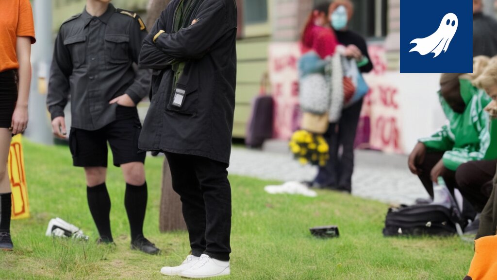 Jalkapallo-ottelu Tampereella, jossa Ilveksen pelaajat näyttävät hämmentyneiltä.