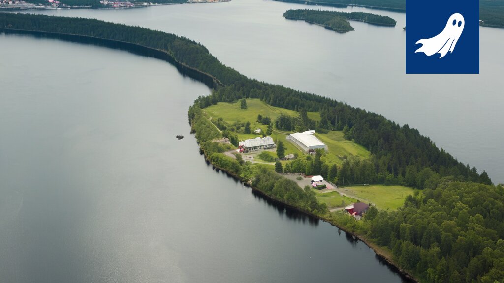 Kaupinojan vesilaitoksen rakennus Tampereella, taustalla vihjaileva kuva algoritmin vaikutuksesta kaupungin asukkaisiin.