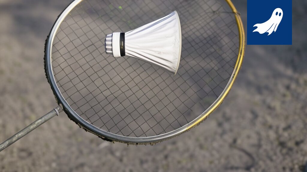 Sulkapalloilija lyö sulkapalloa Tampereen Tenniskeskuksessa, taustalla kvanttitietokoneen visualisointi.