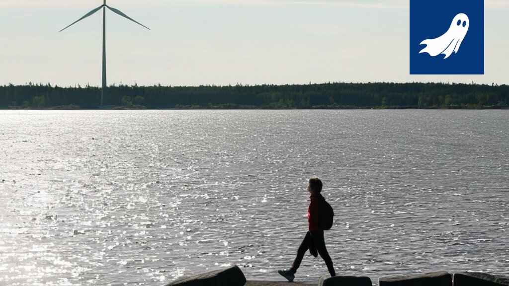 Satiirinen kuva datakeskuksesta, joka imee sähköä suomalaisista kodeista, symboloiden uutta sähköverkkoliittymien priorisointilakia.