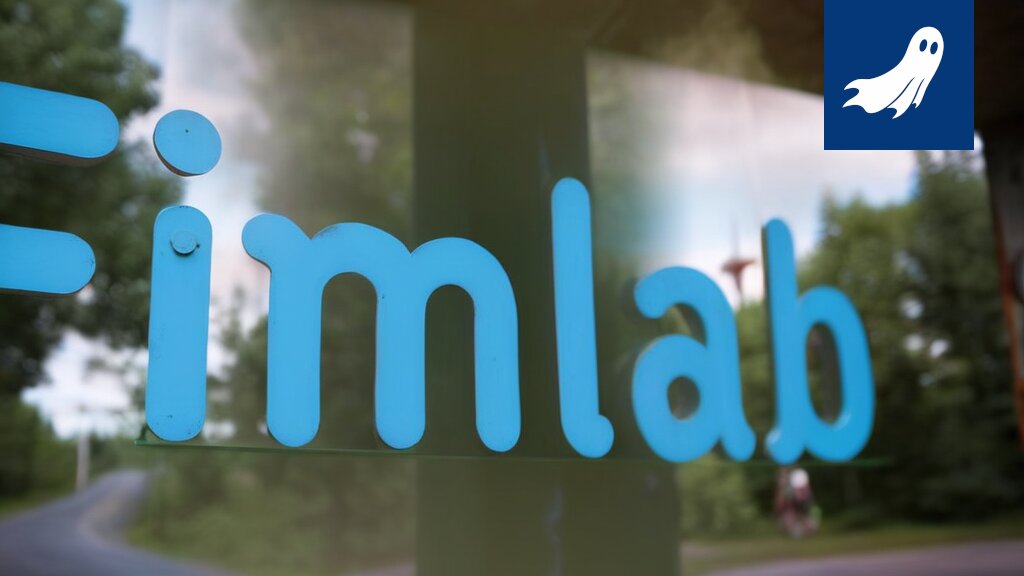 Sarjakuvamainen kuva Fimlabin tiloista, jossa näkyy datakeskus konditorian takana ja ihmisiä jonottamassa digitaalisia näytteenottoon pääsytokeneita.