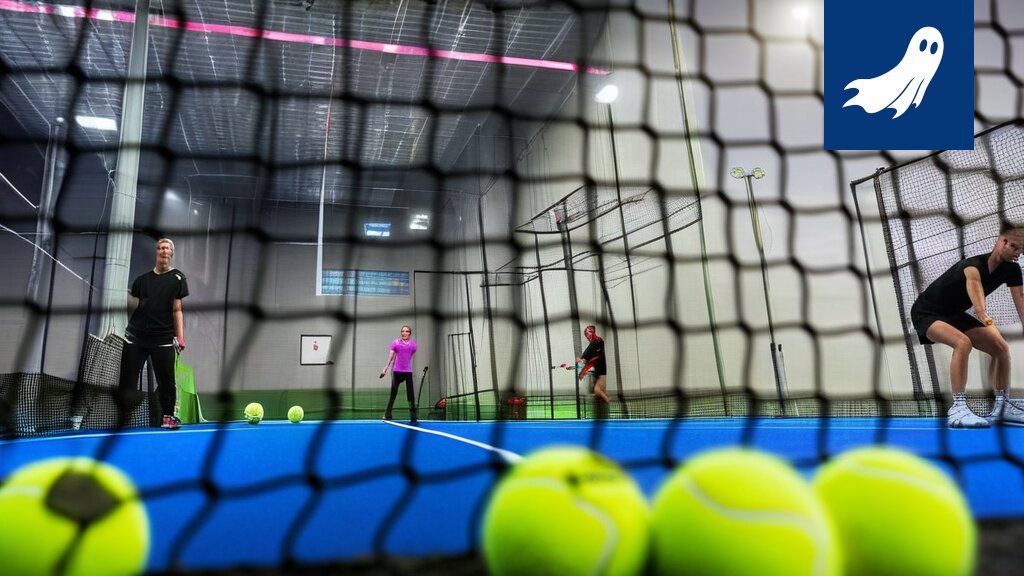 Padelkenttä Tampereella, jossa pelaajat lyövät palloa ja synnyttävät digitaalista valuuttaa satiirisen uutisartikkelin mukaan.