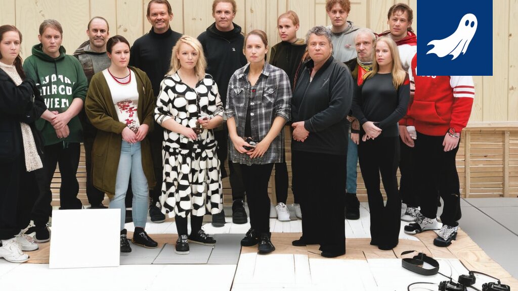Glitterpokaali ja hymyilevät valmentajat osallistumassa Tampereen onnellisuusfestivaaleihin.