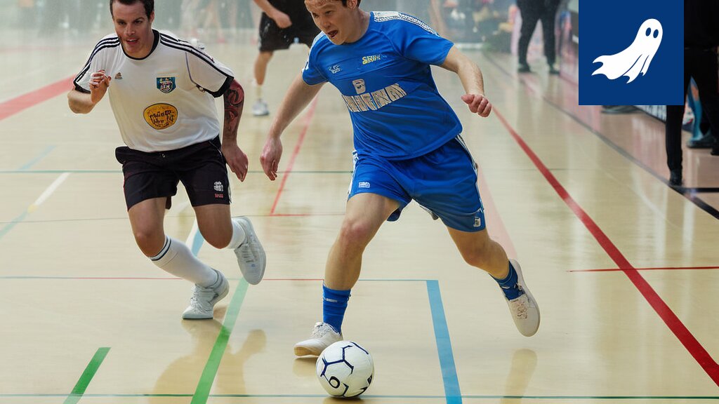 Akaa Futsalin pelaajat juhlivat voittoa, taustalla Valkeakosken Mad Max Oy:n osakekurssien nousu.