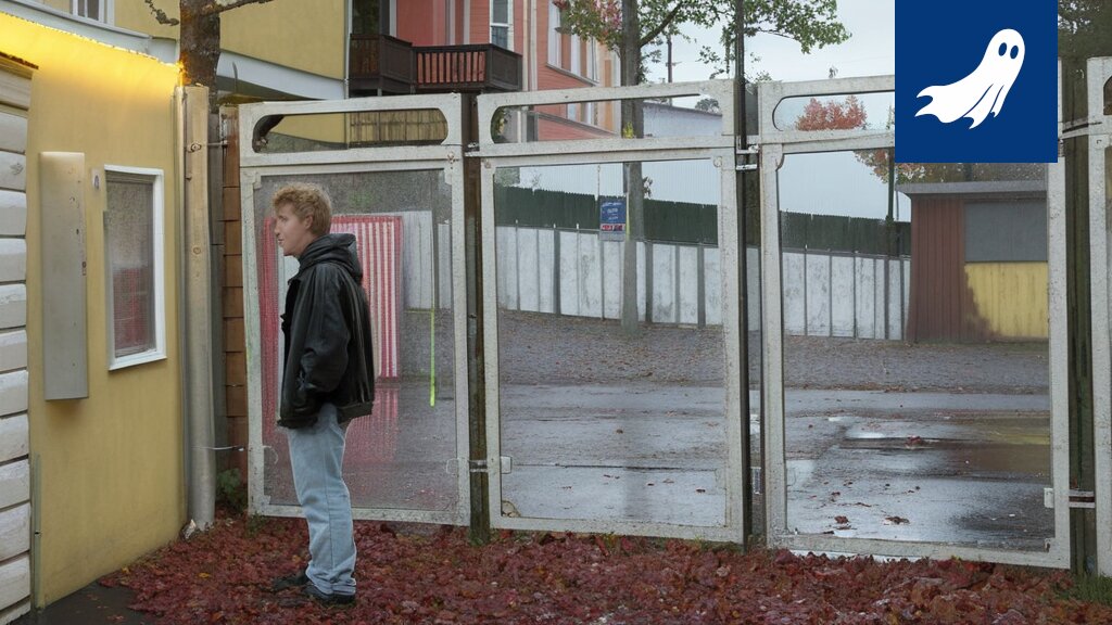 Kuva Tampereen kaupunginvaltuuston kokouksesta, jossa keskustellaan aitamuurin rakentamisesta.