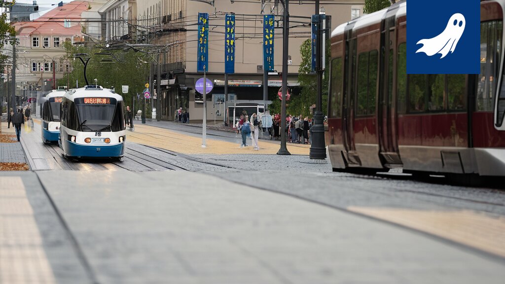 Kuva Tampereen ratikasta pysäkillä, jossa ihmiset odottavat ja miettivät elämäänsä.