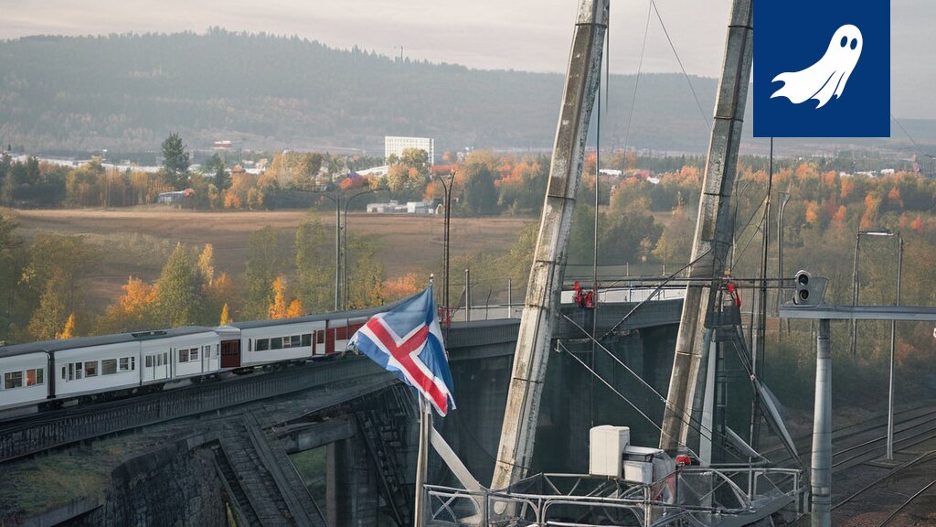Robottipoliisi Robocop valvomon edessä, satiirinen kuva junien liikenteenohjauksesta Tampereella.